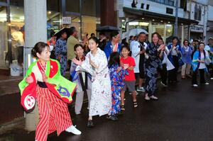 民謡に加えポピュラー音楽を取り入れて開かれた盆踊り大会＝２０日、燕市
