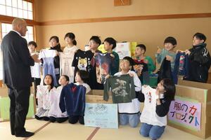 海外の難民に送るため、子ども服の回収に取り組んだ紫雲寺小学校の５年生＝新発田市稲荷岡