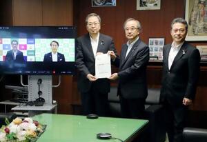 ライドシェアに関する要望書を斉藤鉄夫国交相に手渡す花角英世知事=6月13日、国交省