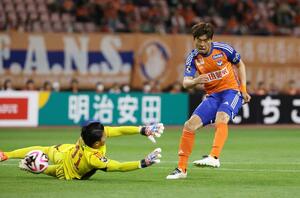 後半６分、新潟の鈴木孝司がシュートを決めて１－１の同点とする＝５月１５日　デンカビッグスワン