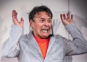 東京都内の喫茶店でライブする清水宏。客の反応を見ながらテンションを上げていく。額から汗が噴き出た=2025年5月、東京都品川区の「隣町珈琲」(撮影・京極恒太)