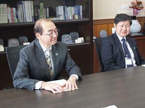 会議室で来庁者に応対する加藤博幸市長(左)と大橋晋一・前市産業建設部長(現副市長)=3月下旬、阿賀野市役所