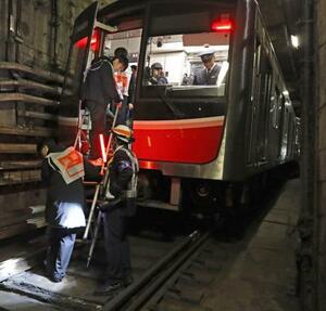 　大阪メトロが実施した、南海トラフ巨大地震の発生を想定した避難訓練＝１３日未明、大阪市