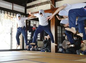 豊作を願い、地元の中学生らが高く跳んだ小正月行事「馬」=2月10日、上越市横畑