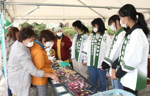 自分たちで育てた刈羽節成きゅうりを使った漬物を販売する槇原小の6年生=柏崎市橋場町