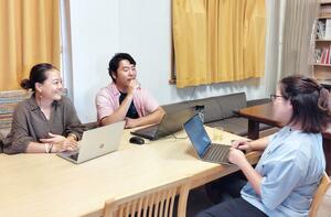 これまでの活動について振り返る、おらっぽの田村恭平さん、三浦香織さん、樋口雅さん=湯沢町湯沢