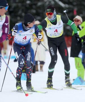 成年男子40キロリレー 新潟の3走坂井冠太(右)がアンカー羽吹唯人につなぐ=山形県上山市(写真映像部・渡辺善行)