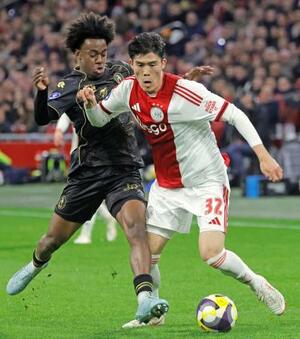 　スパルタ戦で競り合うアヤックスの冨安（右）＝アムステルダム（共同）