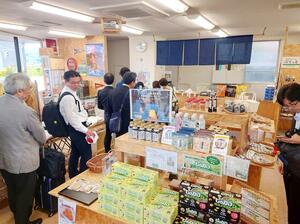 土産を買う客でにぎわう「駅前STAY-tionぷらっと」=柏崎市駅前1