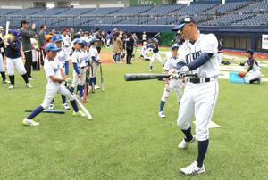 元プロ野球選手らによる子ども向けの野球教室=18日、新潟市中央区