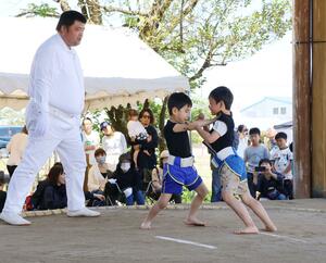 土俵で元気に相撲を取った子どもたち=新発田市住田