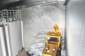 「八海山雪室」で行われた雪入れ＝南魚沼市長森
