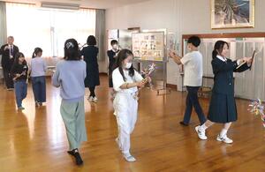 綾子舞の練習に熱心に取り組む子どもたち=柏崎市新道
