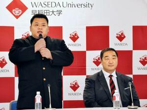 　記者会見する川副楓馬。右は師匠の安治川親方＝２日、東京都新宿区の早大