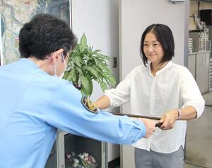 感謝状を受け取る渡邊和美さん=新潟県阿賀野署