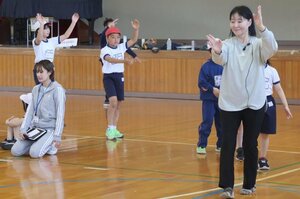 地元住民に新潟甚句を習う濁川小学校の児童=新潟市北区濁川