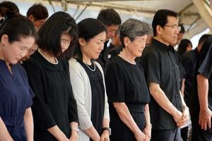 旧海軍司令部壕で営まれた慰霊祭で黙とうする参列者=13日午後、沖縄県豊見城市