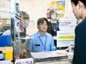 JR高松駅の鉄道案内所で、乗客の対応をする(左から)郭芝羽さん、林彦廷さん、王宥ショウさん=6月