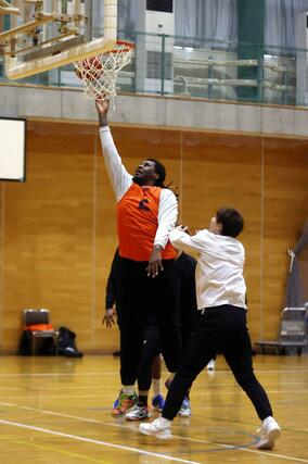 敵地品川戦に向けて練習するマック。「心身ともいい準備ができている」と語った＝弥彦村