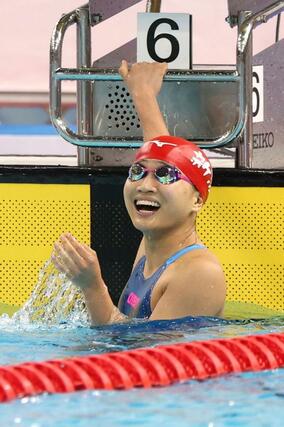 記録を確認し、笑みがこぼれる神田倫來（新潟第一高）＝滋賀県草津市