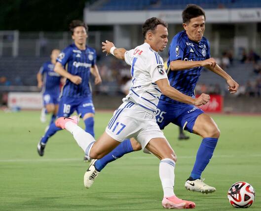 町田ー新潟　前半、ＭＦダニーロ・ゴメスが攻め込む＝Ｇスタ（写真映像部・永井隆司）