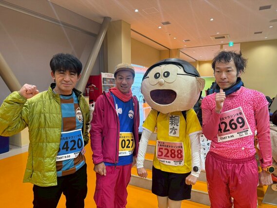 仮装ランナーと記念撮影し交流を深める参加者たち＝１月１日、三条市