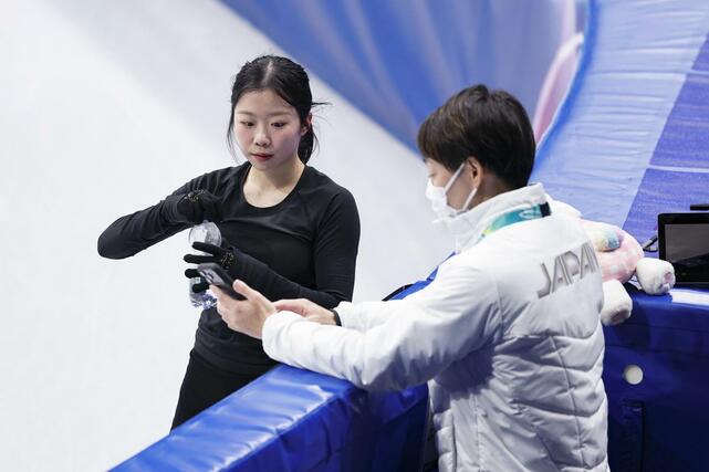 公式練習に臨んだ中井亜美。右は中庭健介コーチ＝ミラノ（共同）