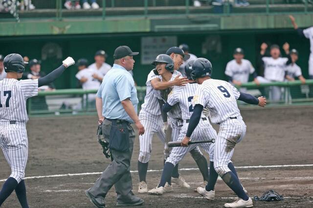 新潟明訓-北越 9回2死一、三塁、北越の富樫琢真が2点適時二塁打を放ち4-3=長岡市悠久山