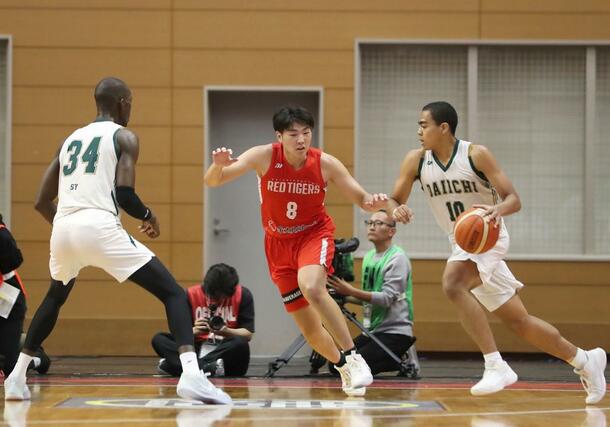 第3クオーター、ディフェンスする開志国際の高野拓泉=新潟市東総合スポーツセンター