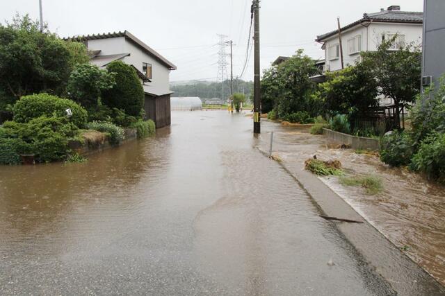 大雨で冠水した新発田市内=8日午前10時30分過ぎ、新発田市西浦