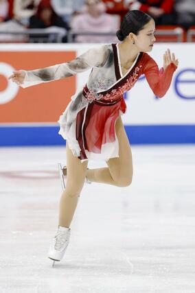 女子フリー 演技する渡辺倫果=レークプラシッド(共同)