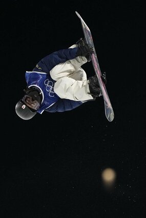 
男子ハーフパイプ予選　エアを決める平野歩夢＝リビーニョ（共同）
