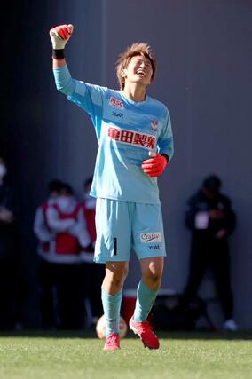 新潟Ｌ－日テレ東京Ｖ　ＰＫ戦、３本目をストップし拳を突き上げるＧＫ平尾知佳＝サンガＳ