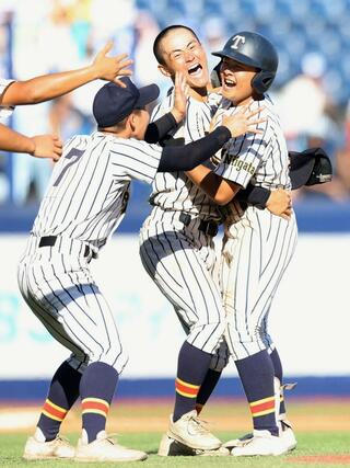 帝京長岡－新潟明訓　９回帝京長岡１死二、三塁、サヨナラ打を放った新井一平（右）がチームメートと抱き合って喜ぶ＝エコスタ