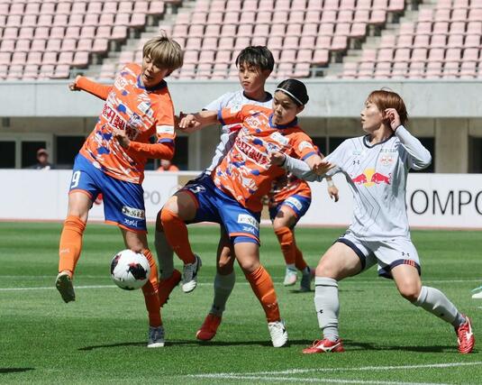 前半、クロスに飛び込むＭＦ城和怜奈とＦＷ山本結菜＝デンカビッグスワン