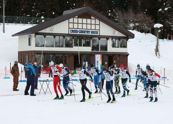 男子４×５キロリレー　１走の丸山雄雅（１・左から３人目）がスタート＝６日、長野県の野沢温泉南原クロスカントリーコース