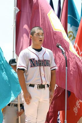 選手宣誓する長岡工の竹部匠眞主将＝エコスタ