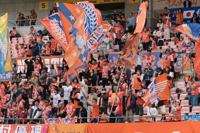 声援を送る新潟Ｌのサポーターら＝５月９日、新潟市中央区のデンカビッグスワンスタジアム
