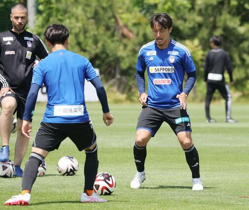 古巣のJ2長崎との試合に向け調整するMF島田譲=新潟県聖籠町