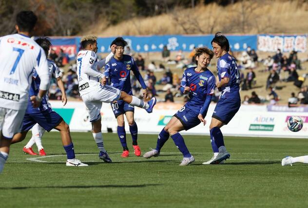 後半、ＭＦシマブクカズヨシがゴールを狙う＝ロートフィールド奈良