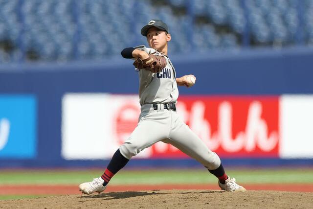 中越－富山第一　４回裏途中２番手で登板した高野塁＝エコスタ