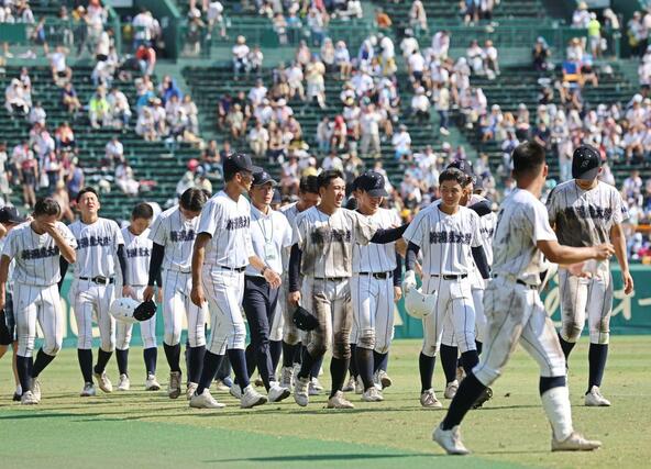 京都国際－新潟産大付　京都国際に敗れた新潟産大付ナイン＝甲子園