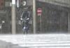 　台風６号の影響で雨が強まる中、自転車で走る男性＝２日午後、宮崎市
