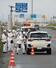 速度超過などの違反車を取り締まる警察官＝２日、新潟市東区（画像の一部を加工しています）
