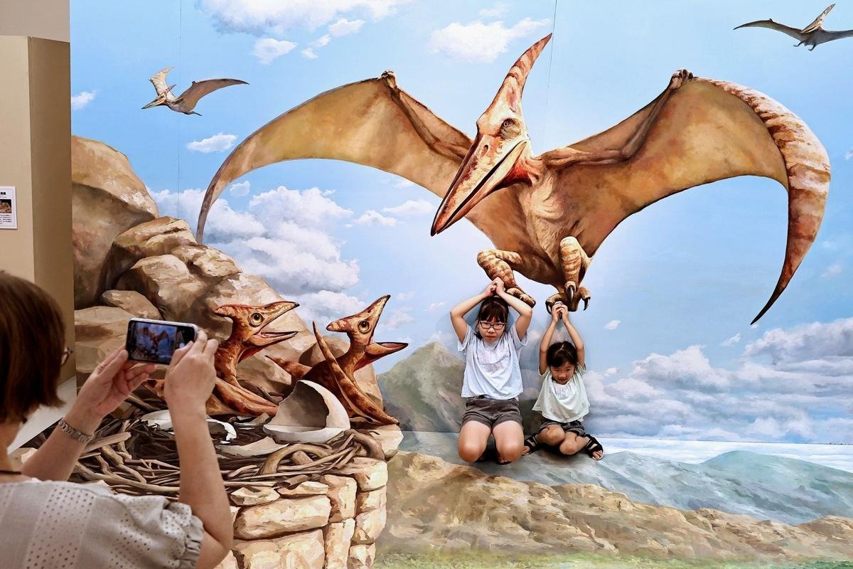 飛び立つ翼竜にギュッ！大迫力の写真パチリ♪ 新潟県上越市でトリック