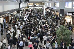 管制システムにトラブルが発生した羽田空港内のターミナルビル＝２１日午前１０時２３分