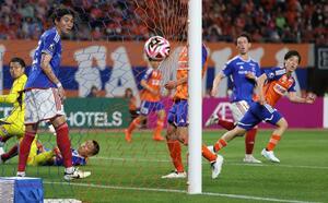 新潟ー横浜Ｍ　後半３７分、３点目を決めたＭＦ奥村仁（右）＝５月１５日、ビッグスワン