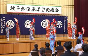 地元の小中学生が古典芸能「綾子舞」を披露した発表会=11月1日、柏崎市新道の南中学校