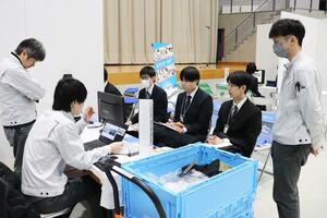 県内外から１４５社が集まった新潟工科大の学内合同会社説明会＝柏崎市藤橋の新潟工科大