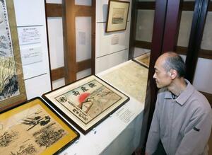 木揚場教会の焼失前の姿を示した引札が展示されている企画展＝新潟市中央区上大川前通１２の旧小澤家住宅